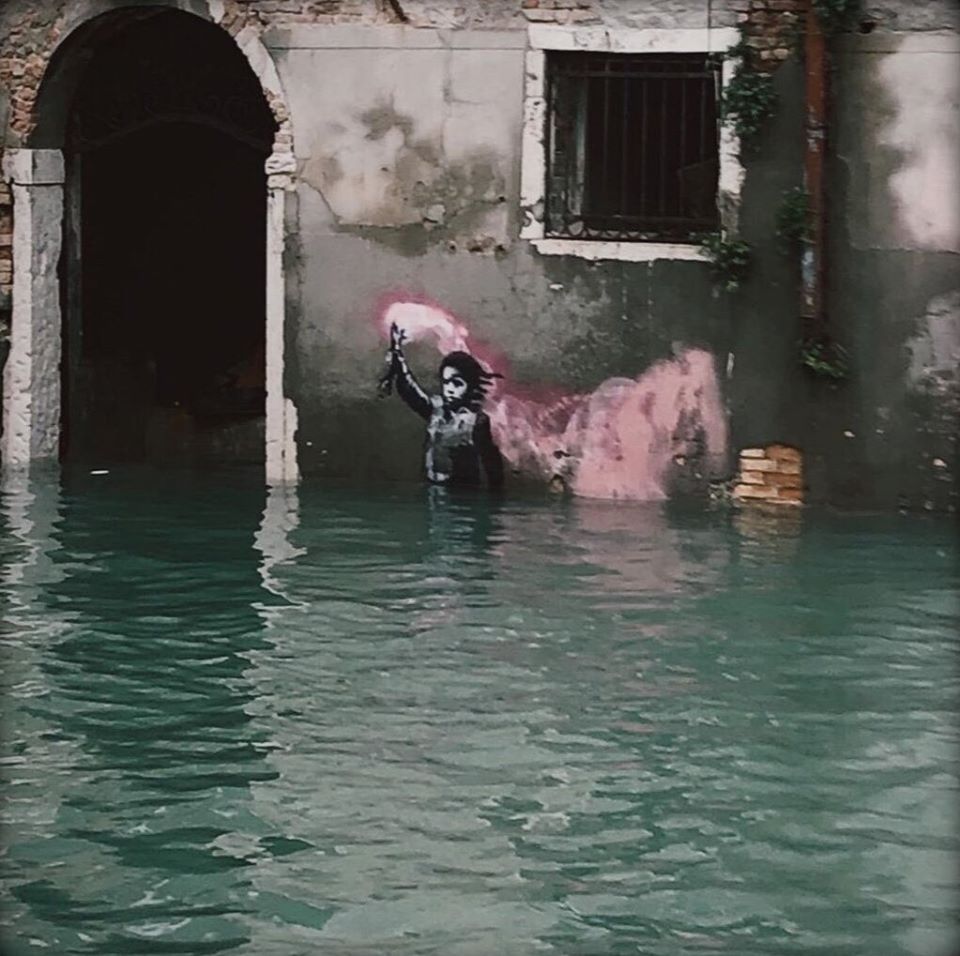 Venezia, acqua alta e graffiti