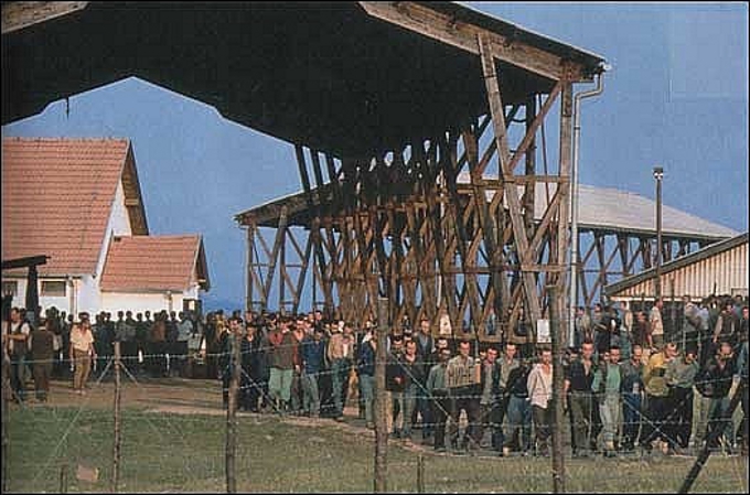 Un'immagine del campo di concentramento di Omarska nel 1992
