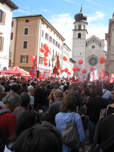 Un\'immagine della manifestazione per lo sciopero generale a Trento