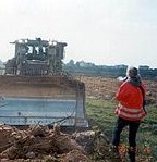 Rachel Corrie qualche istante prima di essere travolta dal bulldozer