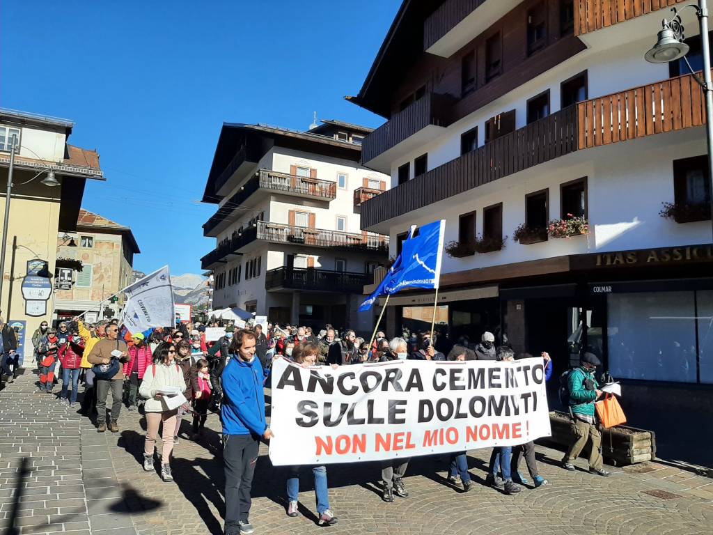 Cortina, manifestazione contro la cementificazione delle Dolomiti (ottobre 2021)
