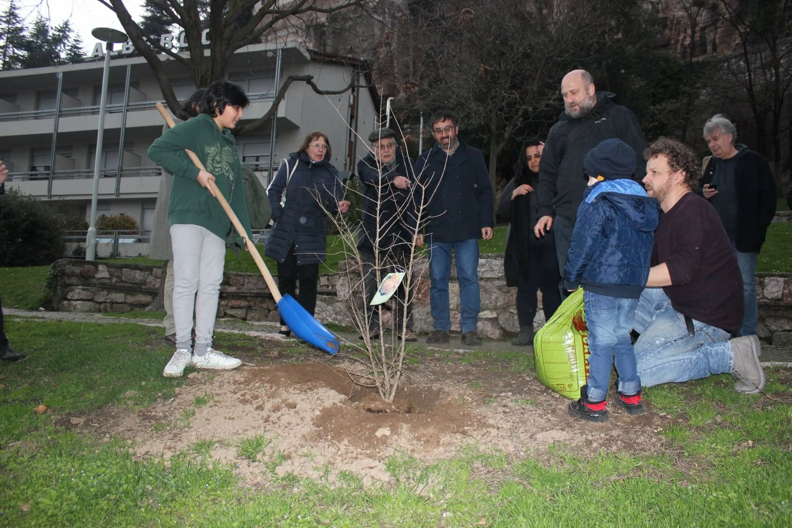 Un'immagine del Parco delle Predare. Che i signori degli affari volevano trasformare in un luogo privato. Qui la posa di un albero di melograno nel giorno del Nowruz, la festa di primavera nel vicino oriente.