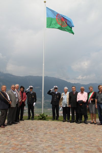 La bandiera dei rom al Colle di Miravalle