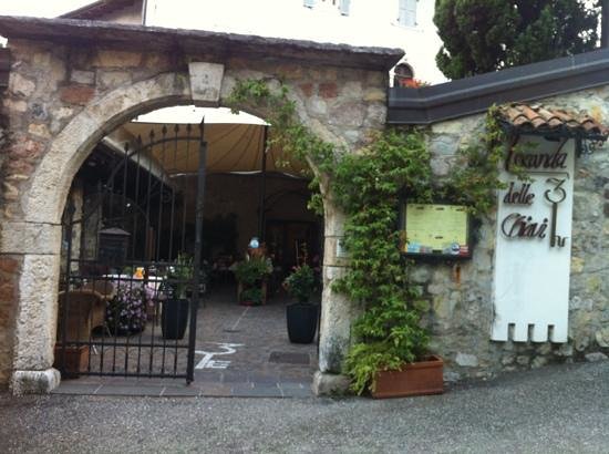 L'ingresso della Locanda delle 3 Chiavi