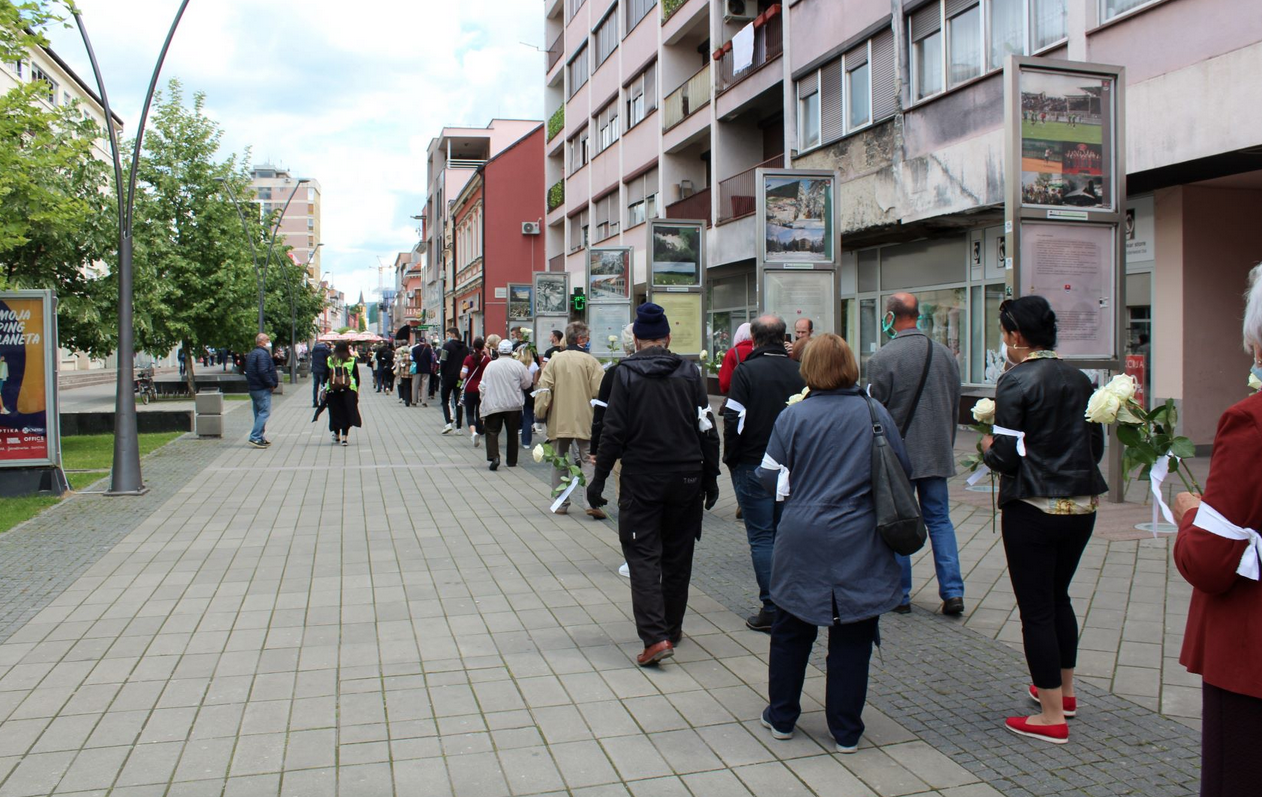 Prijedor, immagine di una manifestazione delle fasce bianche