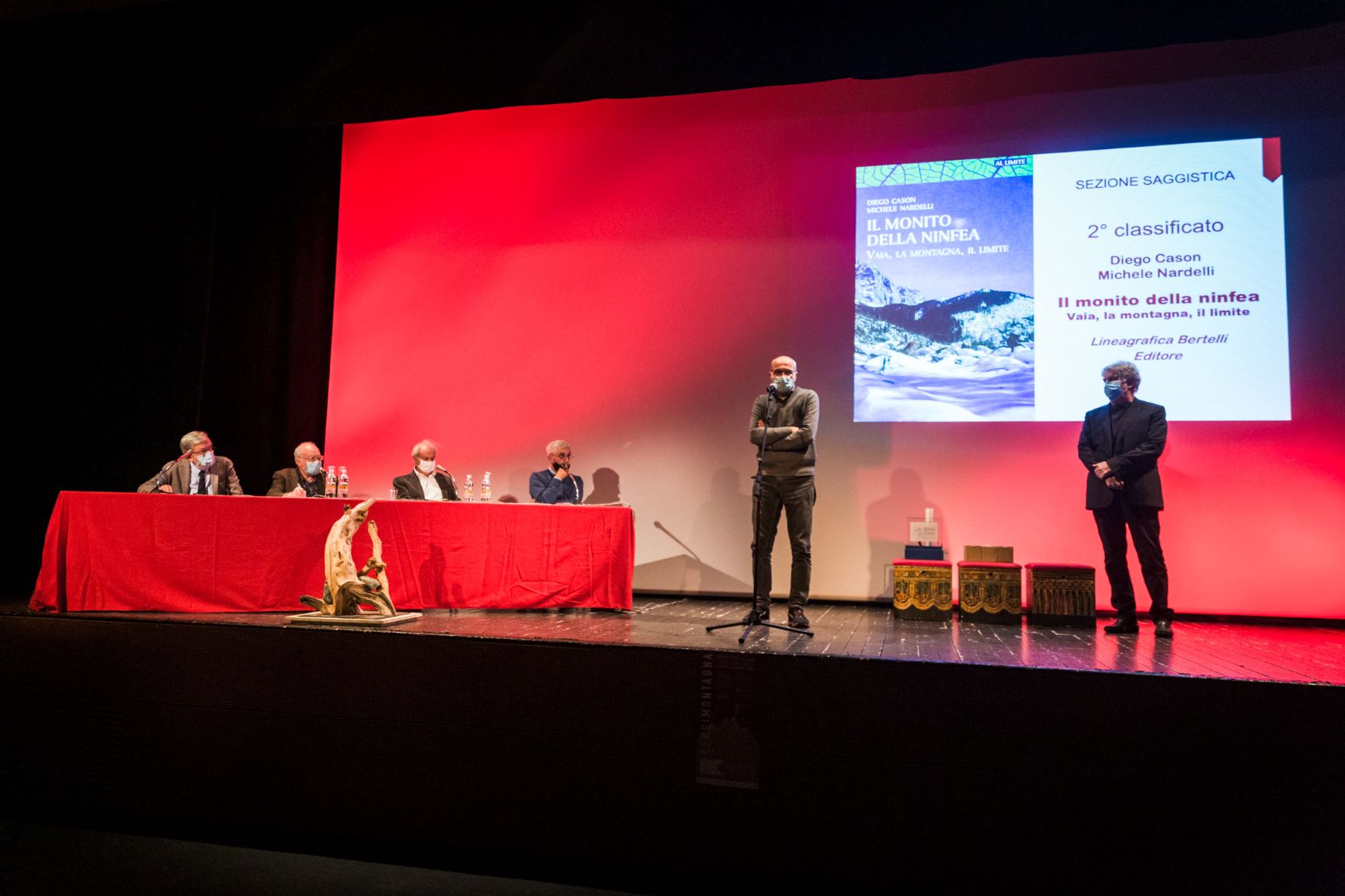 Un momento della premiazione al Teatro Candoni di Tolmezzo